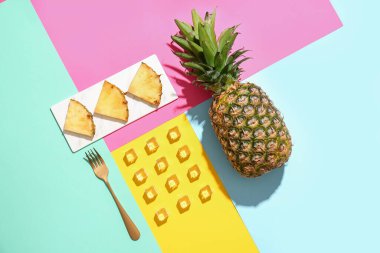 Renkli arkaplanda ananas ve buz küpleriyle kompozisyon