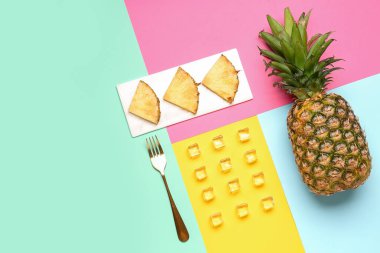 Renkli arkaplanda ananas ve buz küpleriyle kompozisyon