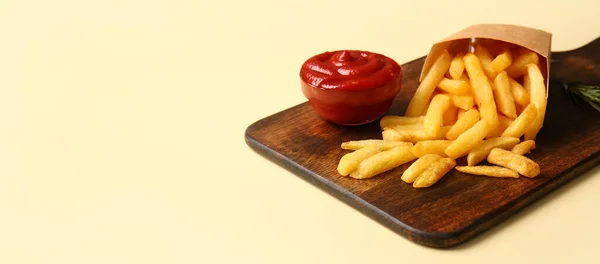 米色背景的法式薯条和番茄酱 带有文字空间 — 图库照片