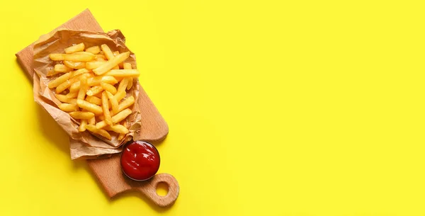 黄色背景的法国薯条和番茄酱 带有文字空间 — 图库照片