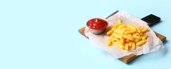 浅蓝色背景的法国薯条和番茄酱 带有文字空间 — 图库照片
