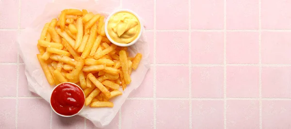 粉红背景的法式薯条和酱料 带有文字空间 — 图库照片