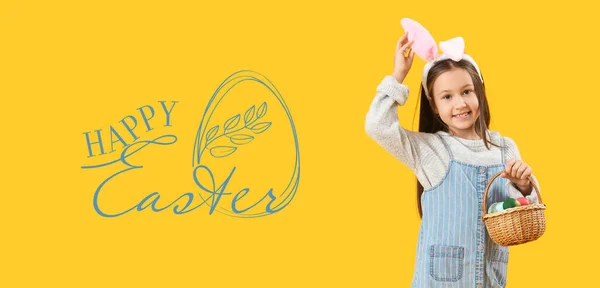复活节贺卡 小女孩拿着一篮子黄色背景的彩蛋 — 图库照片