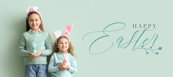 Вітальна Листівка Маленькими Дівчатами Тримають Фігури Пасхальних Кроликів Фоні Яти — стокове фото