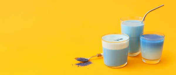 Copos Chá Azul Matcha Fundo Amarelo Com Espaço Para Texto — Fotografia de Stock