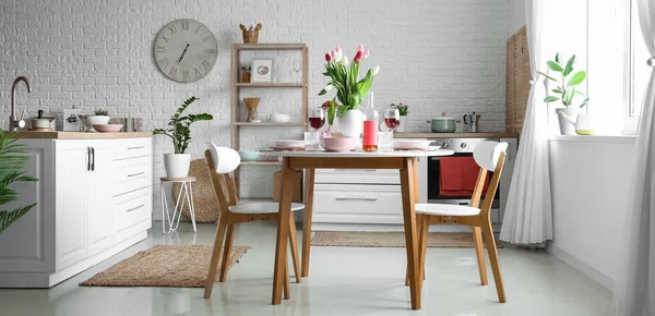 Matbord Serveras För Romantisk Middag Ljust Kök — Stockfoto