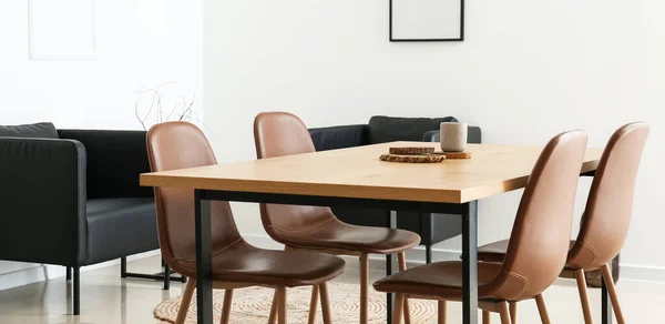 나무로 탁자와 의자가 현대식 — 스톡 사진