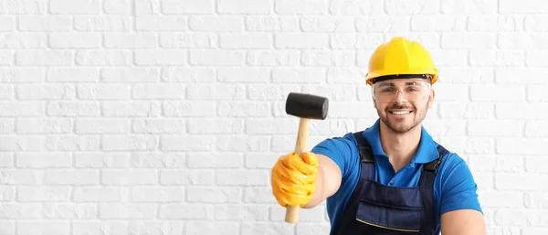 Mannelijke Werker Met Rubberen Hamer Witte Bakstenen Achtergrond Met Ruimte — Stockfoto