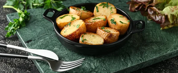 Pfanne Mit Leckeren Bratkartoffeln Mit Petersilie Auf Dem Tisch — Stockfoto