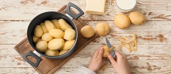 Vrouw Schilferend Rauwe Aardappelen Witte Houten Tafel Bovenaanzicht — Stockfoto