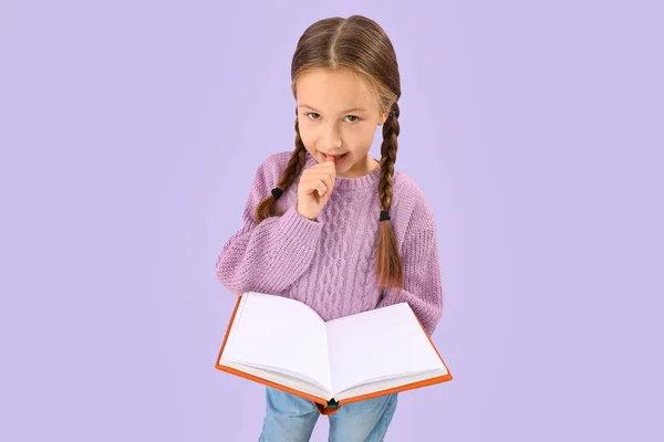 Μικρό Κορίτσι Βιβλίο Που Δαγκώνει Καρφιά Λιλά Φόντο — Φωτογραφία Αρχείου