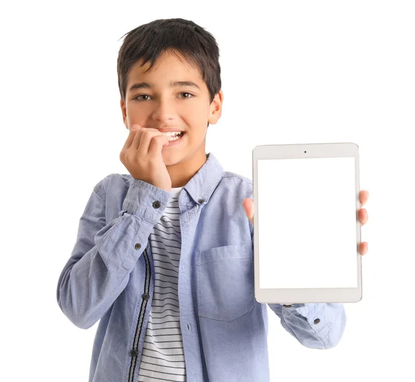 Kleine Jongen Met Tablet Computer Bijten Nagels Witte Achtergrond — Stockfoto