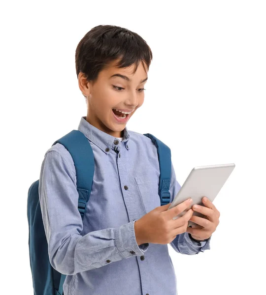 Verrast Kleine Schooljongen Met Behulp Van Tablet Computer Witte Achtergrond — Stockfoto