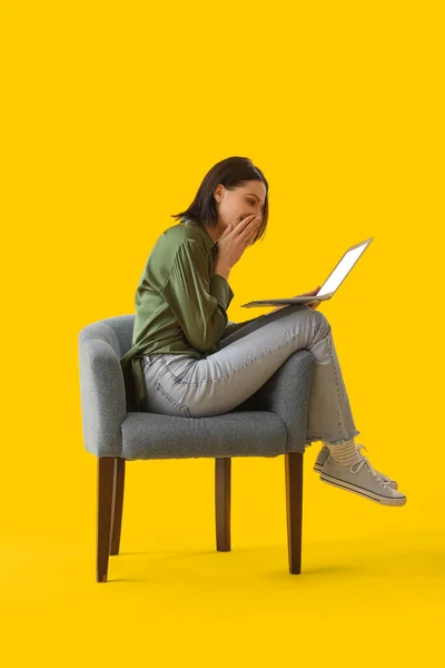 Mulher Bonita Usando Laptop Poltrona Macia Fundo Amarelo — Fotografia de Stock