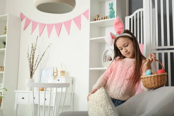 Kislány Nyuszifül Húsvéti Tojással Otthon — Stock Fotó