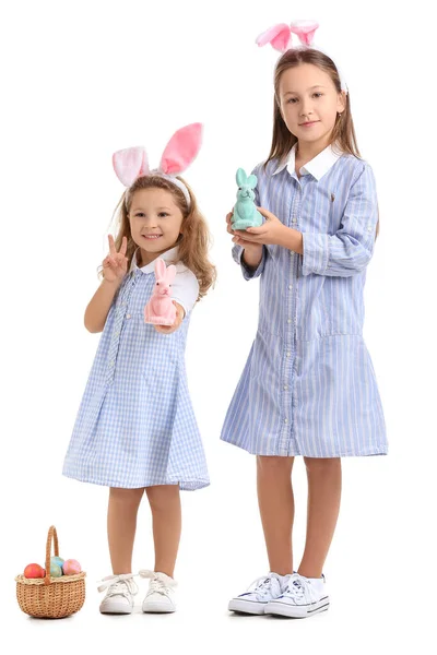 戴着白色背景的复活节兔子的兔子耳朵里的小女孩 — 图库照片