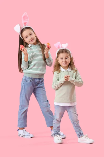 Malé Dívky Králičí Uši Velikonočními Vejci Růžovém Pozadí — Stock fotografie