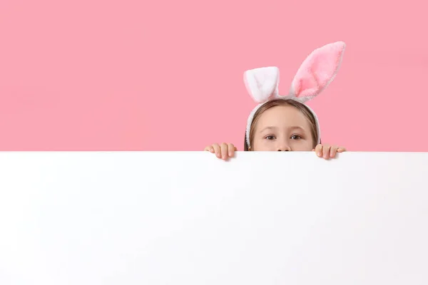 Kleines Mädchen Hasenohren Mit Leerem Poster Auf Rosa Hintergrund Osterfest — Stockfoto