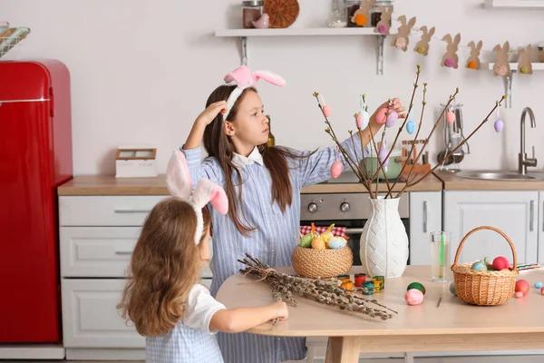 Küçük Kızlar Mutfakta Paskalya Yumurtalarıyla Ağaç Dalları Süslüyorlar — Stok fotoğraf