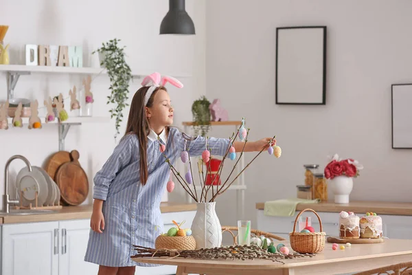 Meisje Versieren Boomtakken Met Paaseieren Keuken — Stockfoto