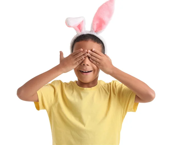 白い背景に目を閉じてウサギの耳の中に小さなアフリカ系アメリカ人の少年 イースターのお祝い — ストック写真
