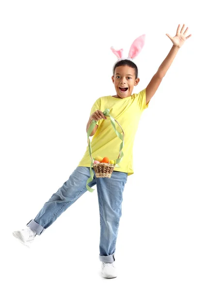 白い背景にイースターエッグのバスケットとウサギの耳の小さなアフリカ系アメリカ人の少年 — ストック写真