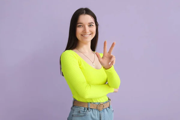 Jonge Vrouw Helder Shirt Lila Achtergrond — Stockfoto