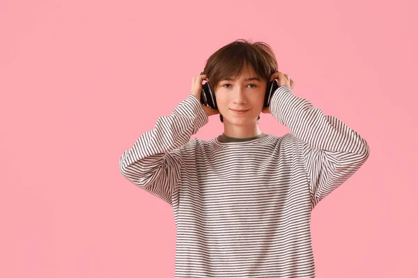 Εφηβικό Αγόρι Ακουστικά Που Ακούει Μουσική Ροζ Φόντο — Φωτογραφία Αρχείου