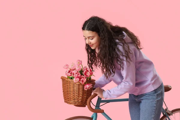 Nastolatka Rowerem Kwiatami Różowym Tle — Zdjęcie stockowe