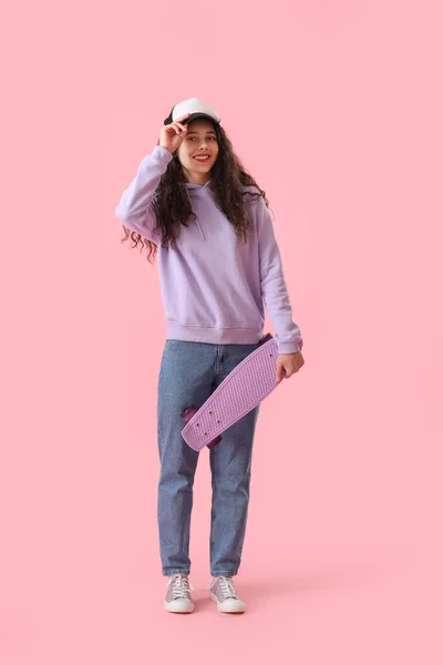 Девочка Подросток Кепке Скейтбордом Розовом Фоне — стоковое фото