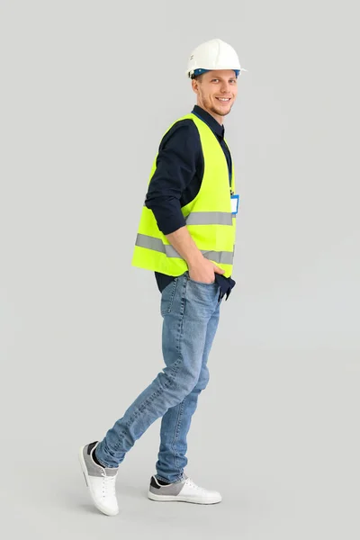Male Worker Vest Hardhat Grey Background — Stock Photo, Image