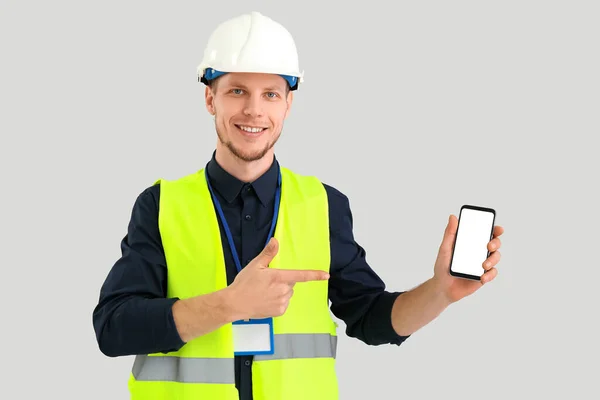 Männlicher Arbeiter Weste Und Mit Telefon Auf Grauem Hintergrund — Stockfoto