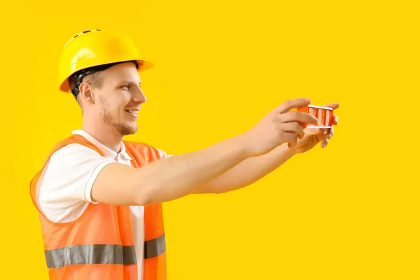Trabalhador Masculino Com Nível Construtor Fundo Amarelo — Fotografia de Stock