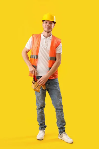 Sarı Arka Planda Yelekli Bir Erkek Işçi — Stok fotoğraf