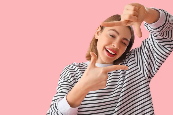 Jonge Vrouw Gestreepte Sweatshirt Maken Frame Met Handen Roze Achtergrond — Stockfoto