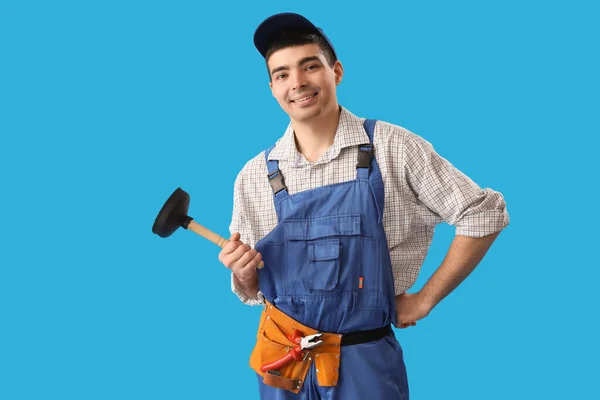 Jonge Mannelijke Loodgieter Met Zuiger Blauwe Achtergrond — Stockfoto