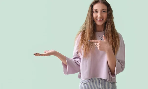 Beautiful Young Woman Pink Sweatshirt Pointing Something Green Background — Stock Photo, Image