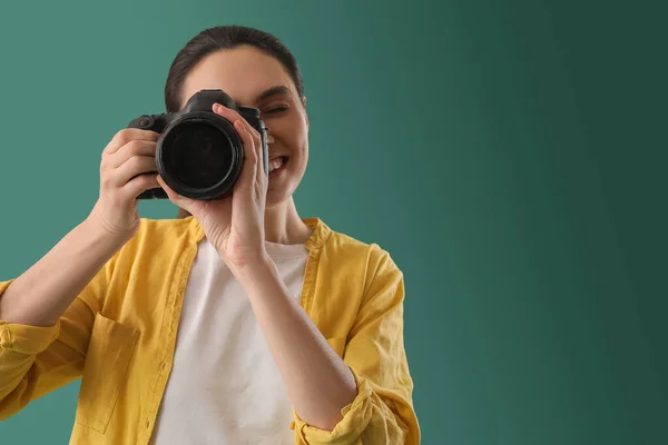 Perempuan Fotografer Dengan Kamera Profesional Latar Belakang Hijau Closeup — Stok Foto