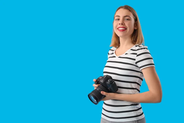 Mavi Arka Planda Profesyonel Kamerası Olan Kadın Fotoğrafçı — Stok fotoğraf