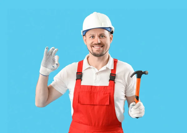 Homem Carpinteiro Com Martelo Mostrando Fundo Azul — Fotografia de Stock