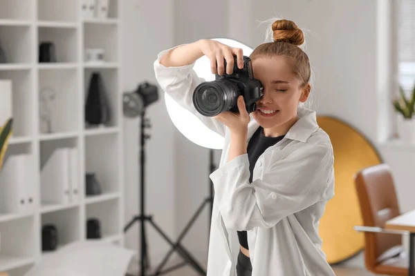 Ung Kvinnlig Fotograf Med Professionell Kamera Arbetar Studio — Stockfoto