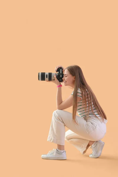 Joven Fotógrafa Con Cámara Profesional Sobre Fondo Beige — Foto de Stock
