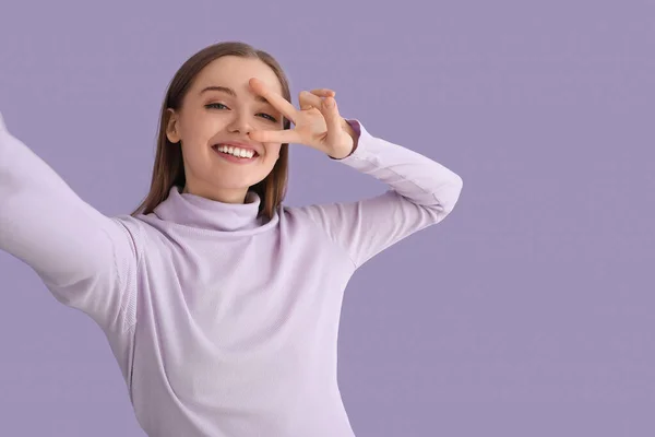 Young Woman Sweater Showing Victory Gesture Lilac Background — Stock Photo, Image