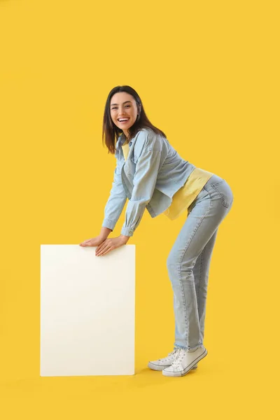 Молодая Женщина Большим Пустым Плакатом Желтом Фоне — стоковое фото