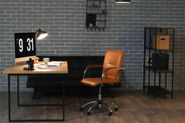 회계사의 과빛나는 램프가 어두운 사무실 — 스톡 사진