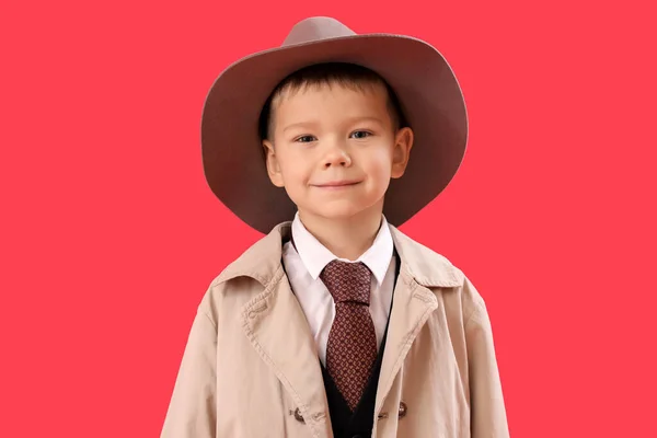 Kırmızı Arka Planda Sevimli Küçük Dedektif — Stok fotoğraf