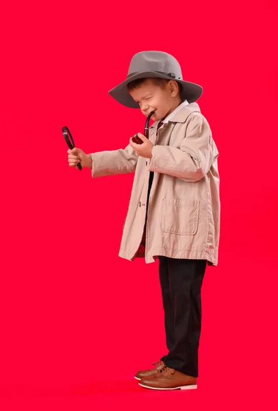 Cute Little Detective Magnifier Smoking Pipe Red Background — ストック写真
