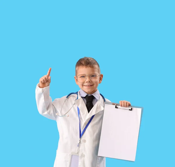 Aranyos Kis Orvos Vágólappal Mutat Valamit Kék Háttér — Stock Fotó