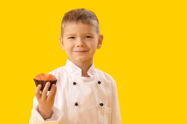 Carino Piccolo Chef Con Gustoso Cupcake Sfondo Giallo — Foto Stock