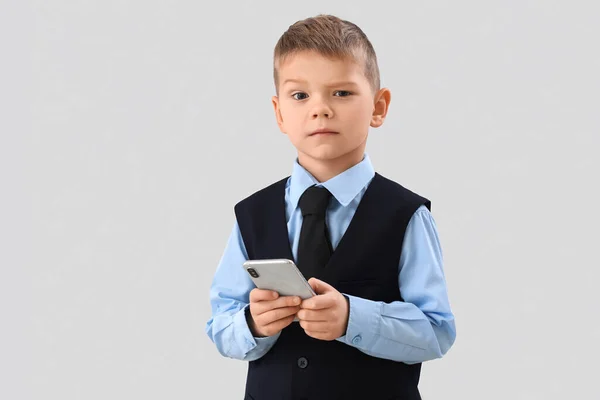 Милий Маленький Бізнесмен Мобільним Телефоном Сірому Фоні — стокове фото